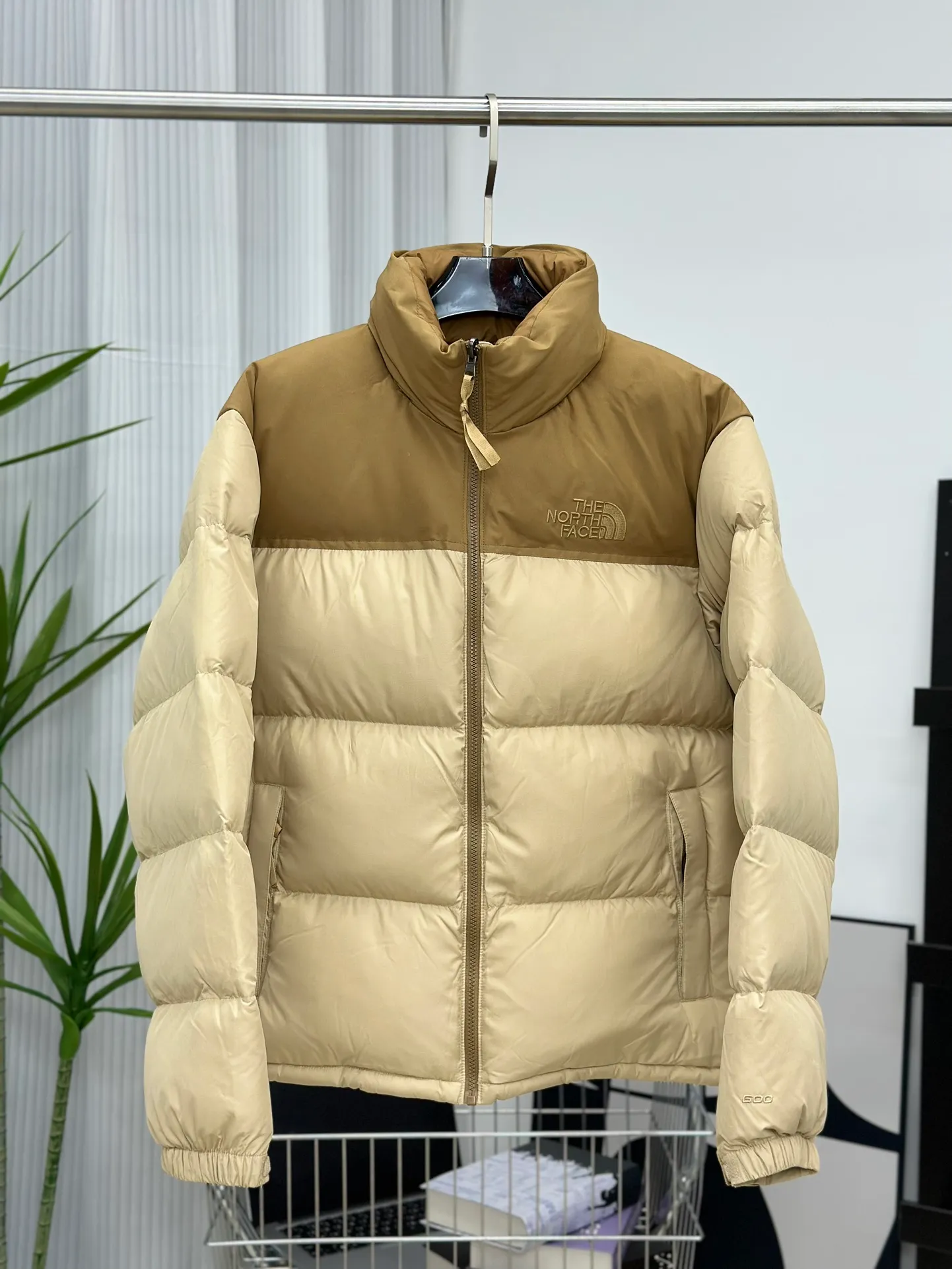 Style No.: Y 73 P250💰 Top 🔝 𝗧𝗵𝗲 𝗡𝗼𝗿𝘁𝗵 𝗙𝗮𝗰𝗲/𝟭𝟵𝟵𝟲 North Face Down Jacket [Wheat Splicing] Size: XS S M L XL XXL